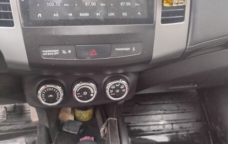 Mitsubishi Outlander III рестайлинг 3, 2010 год, 900 000 рублей, 12 фотография