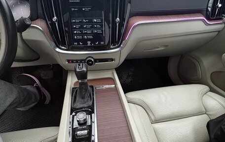 Volvo V60 II, 2018 год, 2 100 000 рублей, 14 фотография