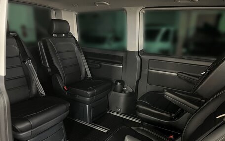 Volkswagen Multivan T6 рестайлинг, 2023 год, 8 900 000 рублей, 10 фотография