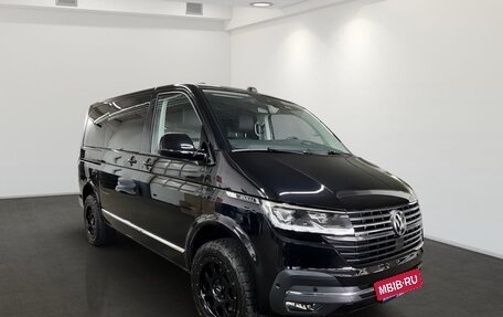 Volkswagen Multivan T6 рестайлинг, 2023 год, 8 900 000 рублей, 2 фотография