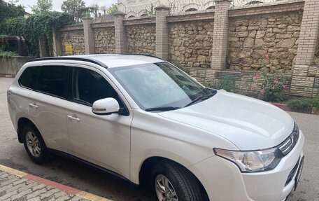 Mitsubishi Outlander III рестайлинг 3, 2013 год, 1 700 000 рублей, 2 фотография