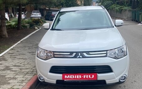 Mitsubishi Outlander III рестайлинг 3, 2013 год, 1 700 000 рублей, 3 фотография