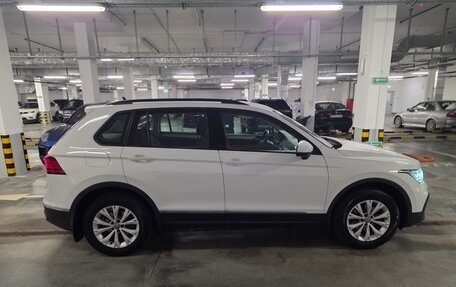 Volkswagen Tiguan II, 2021 год, 2 399 000 рублей, 2 фотография