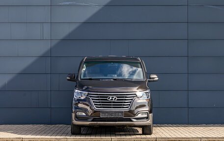 Hyundai Grand Starex Grand Starex I рестайлинг 2, 2020 год, 3 195 000 рублей, 2 фотография