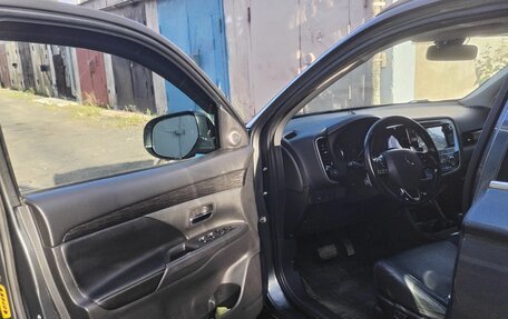 Mitsubishi Outlander III рестайлинг 3, 2015 год, 1 720 000 рублей, 10 фотография
