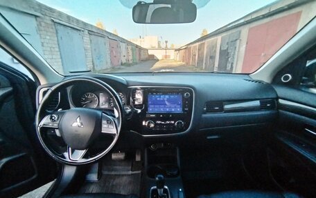 Mitsubishi Outlander III рестайлинг 3, 2015 год, 1 720 000 рублей, 12 фотография
