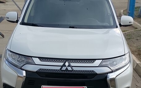 Mitsubishi Outlander III рестайлинг 3, 2018 год, 1 820 000 рублей, 1 фотография
