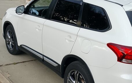 Mitsubishi Outlander III рестайлинг 3, 2018 год, 1 820 000 рублей, 2 фотография