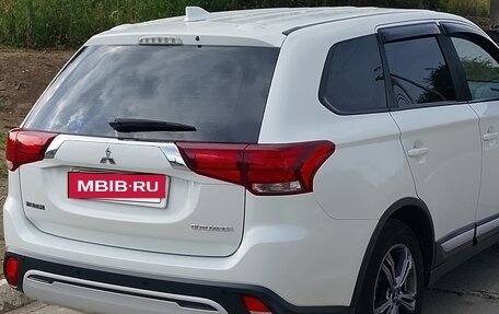 Mitsubishi Outlander III рестайлинг 3, 2018 год, 1 820 000 рублей, 4 фотография