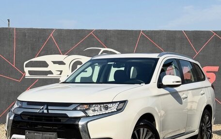 Mitsubishi Outlander III рестайлинг 3, 2022 год, 1 990 000 рублей, 1 фотография