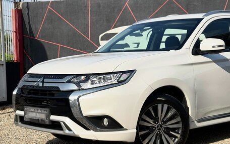 Mitsubishi Outlander III рестайлинг 3, 2022 год, 1 990 000 рублей, 3 фотография