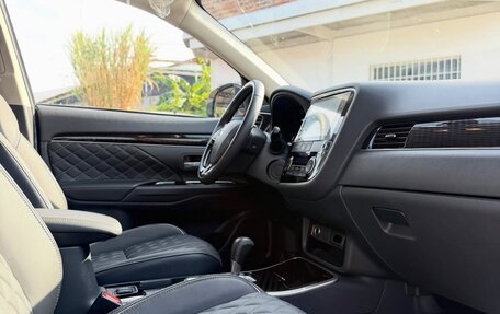 Mitsubishi Outlander III рестайлинг 3, 2022 год, 1 990 000 рублей, 8 фотография
