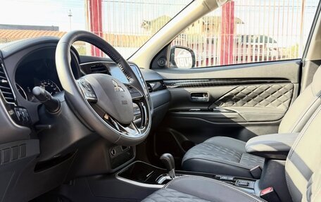 Mitsubishi Outlander III рестайлинг 3, 2022 год, 1 990 000 рублей, 7 фотография