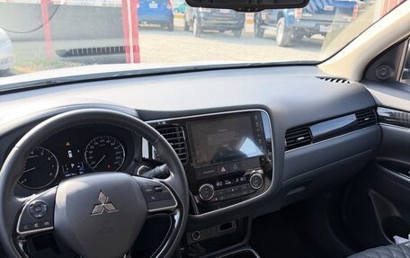 Mitsubishi Outlander III рестайлинг 3, 2022 год, 1 990 000 рублей, 9 фотография
