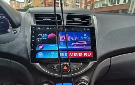 Hyundai Solaris II рестайлинг, 2011 год, 800 000 рублей, 5 фотография