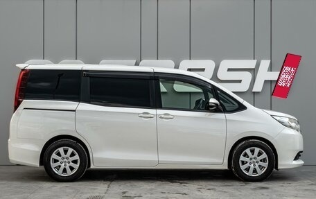 Toyota Noah III, 2015 год, 1 760 000 рублей, 5 фотография