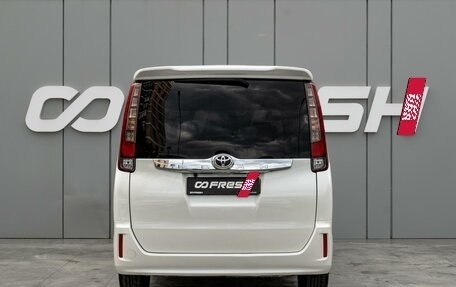Toyota Noah III, 2015 год, 1 760 000 рублей, 4 фотография
