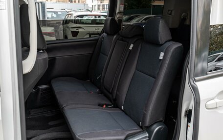 Toyota Noah III, 2015 год, 1 760 000 рублей, 7 фотография