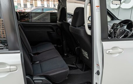 Toyota Noah III, 2015 год, 1 760 000 рублей, 13 фотография