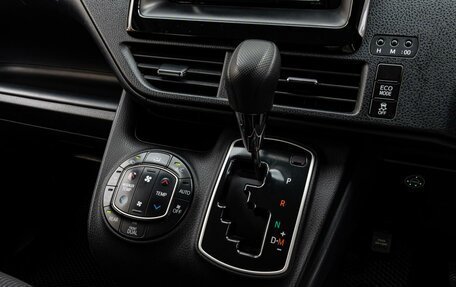 Toyota Noah III, 2015 год, 1 760 000 рублей, 14 фотография