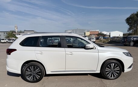 Mitsubishi Outlander III рестайлинг 3, 2022 год, 3 100 000 рублей, 4 фотография
