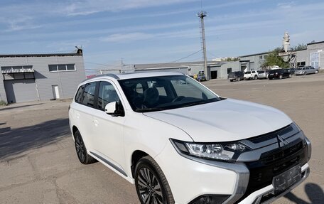 Mitsubishi Outlander III рестайлинг 3, 2022 год, 3 100 000 рублей, 5 фотография