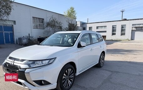 Mitsubishi Outlander III рестайлинг 3, 2022 год, 3 100 000 рублей, 6 фотография