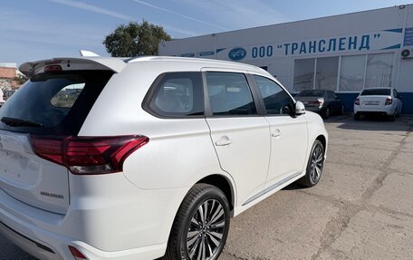 Mitsubishi Outlander III рестайлинг 3, 2022 год, 3 100 000 рублей, 8 фотография