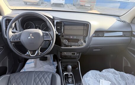 Mitsubishi Outlander III рестайлинг 3, 2022 год, 3 100 000 рублей, 14 фотография
