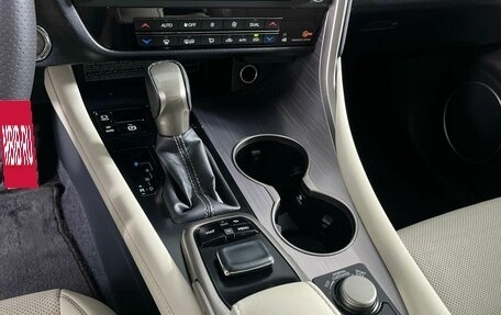 Lexus RX IV рестайлинг, 2018 год, 2 900 000 рублей, 26 фотография