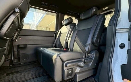Honda Stepwgn, 2024 год, 2 200 000 рублей, 12 фотография