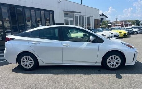 Toyota Prius IV XW50, 2022 год, 1 600 000 рублей, 4 фотография