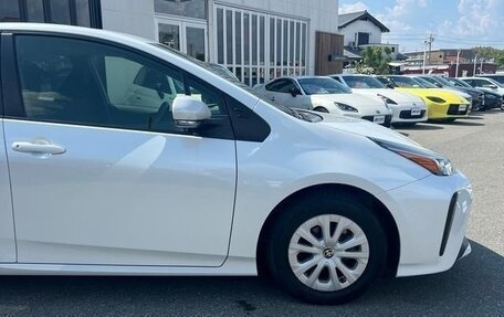 Toyota Prius IV XW50, 2022 год, 1 600 000 рублей, 9 фотография