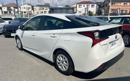 Toyota Prius IV XW50, 2022 год, 1 600 000 рублей, 6 фотография