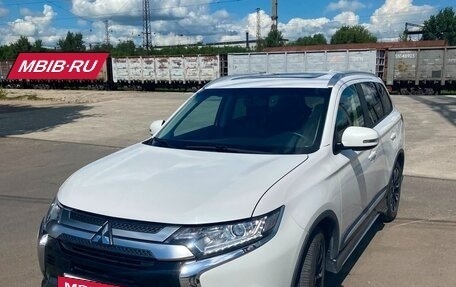 Mitsubishi Outlander III рестайлинг 3, 2020 год, 2 275 000 рублей, 4 фотография