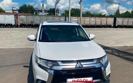 Mitsubishi Outlander III рестайлинг 3, 2020 год, 2 275 000 рублей, 3 фотография