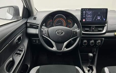 Toyota Yaris XP150 рестайлинг, 2022 год, 1 350 000 рублей, 10 фотография