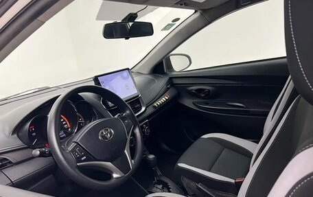 Toyota Yaris XP150 рестайлинг, 2022 год, 1 350 000 рублей, 12 фотография
