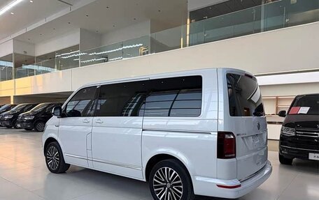 Volkswagen Multivan T6 рестайлинг, 2019 год, 6 900 000 рублей, 4 фотография