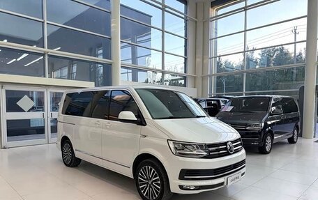Volkswagen Multivan T6 рестайлинг, 2019 год, 6 900 000 рублей, 3 фотография