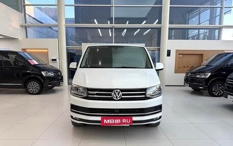 Volkswagen Multivan T6 рестайлинг, 2019 год, 6 900 000 рублей, 2 фотография