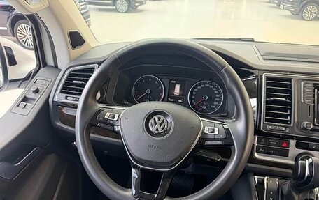 Volkswagen Multivan T6 рестайлинг, 2019 год, 6 900 000 рублей, 7 фотография