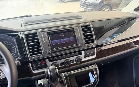 Volkswagen Multivan T6 рестайлинг, 2019 год, 6 900 000 рублей, 8 фотография