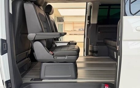 Volkswagen Multivan T6 рестайлинг, 2019 год, 6 900 000 рублей, 17 фотография