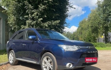 Mitsubishi Outlander III рестайлинг 3, 2014 год, 1 300 000 рублей, 3 фотография