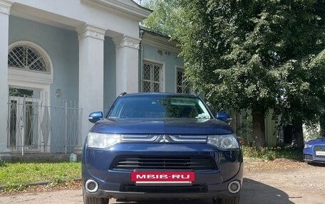 Mitsubishi Outlander III рестайлинг 3, 2014 год, 1 300 000 рублей, 2 фотография