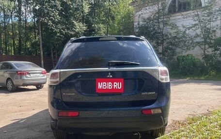 Mitsubishi Outlander III рестайлинг 3, 2014 год, 1 300 000 рублей, 6 фотография