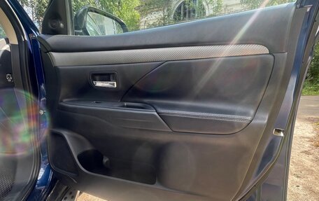 Mitsubishi Outlander III рестайлинг 3, 2014 год, 1 300 000 рублей, 29 фотография