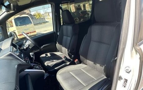 Toyota Voxy III, 2018 год, 2 250 000 рублей, 9 фотография