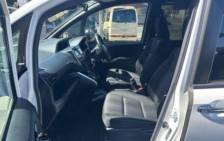 Toyota Voxy III, 2018 год, 2 250 000 рублей, 11 фотография